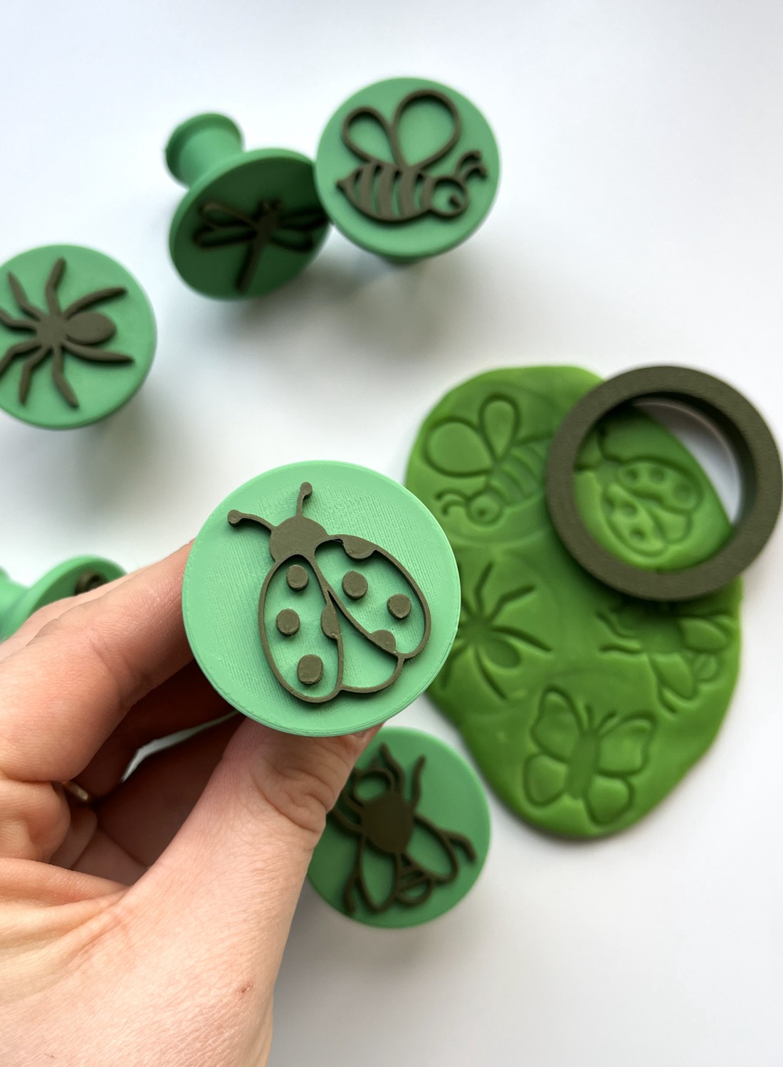 Set de ștampile și forme pentru fursecuri Gândaci și insecte de Gyurma � Fluture, Albinuță, Gărgăriță, Păianjen etc. -  - Artynos.ro