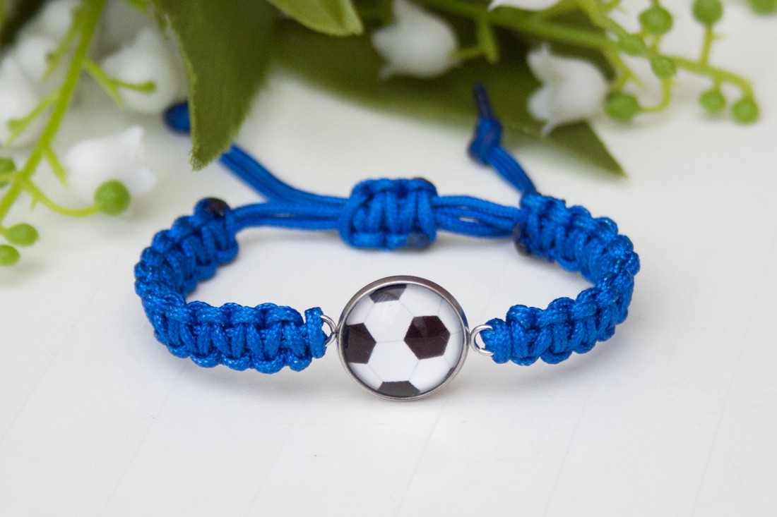 Brățară macramé împletită pentru copii - Fotbal albastru -  - Artynos.ro