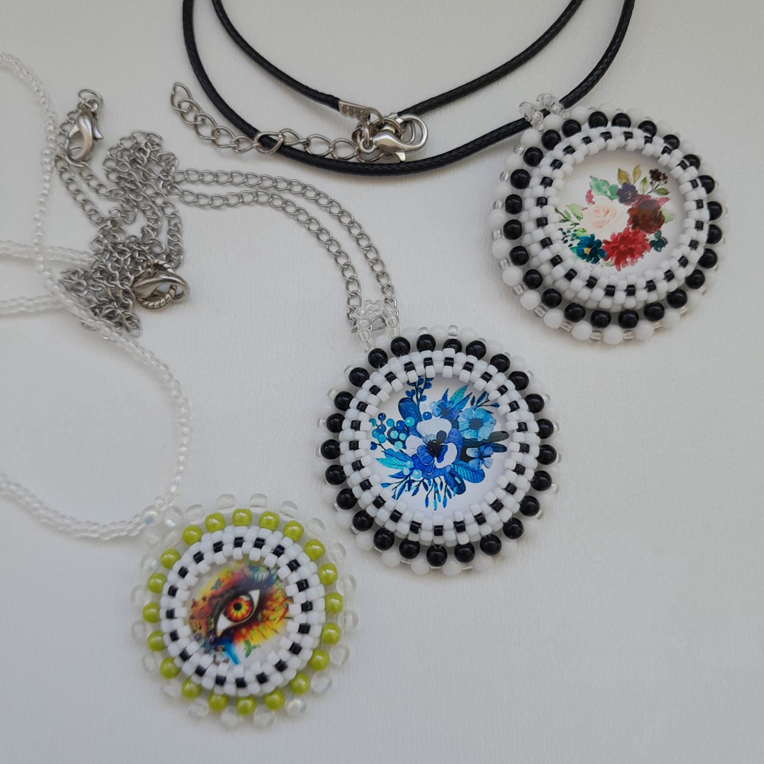 Colier pandantiv din mărgele de sticlă - floare - - Artynos.ro Colier pandantiv din mărgele de sticlă - floare - - Artynos.ro