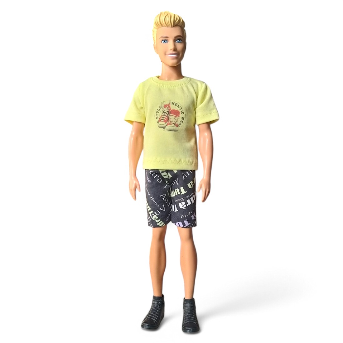 Tricou pentru băieți, tricou Ken, cu model de pantofi de sport � îmbrăcăminte pentru păpuși de tip Barbie (f007st) - jucării și echipamente pentru copii - jucării și accesorii pentru copii - haine de barbie - Artynos.ro