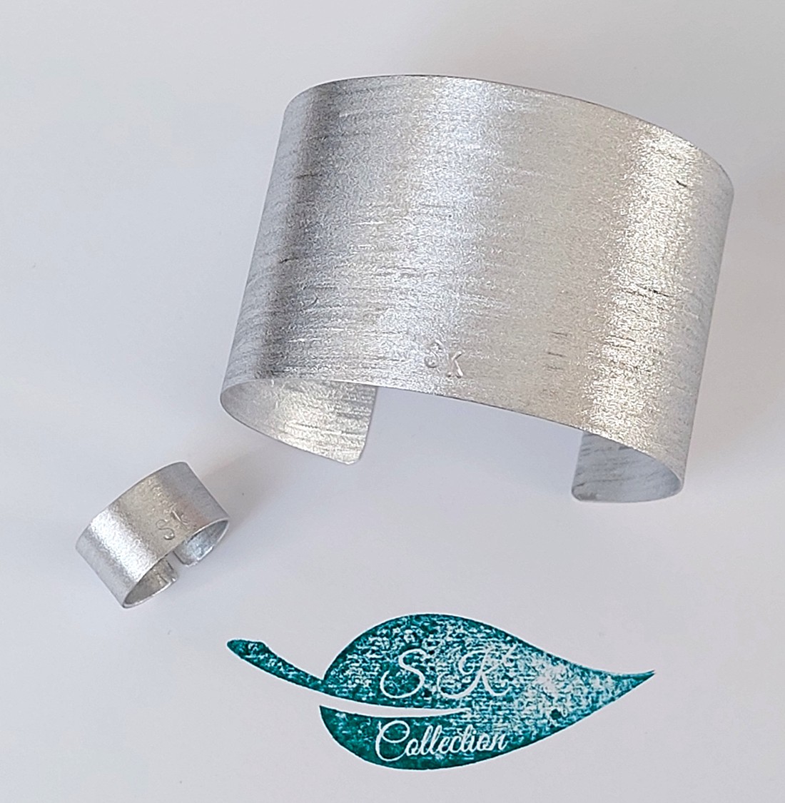 Brățară lustruită din aluminiu frumos lucios -  - Artynos.ro Brățară lustruită din aluminiu frumos lucios -  - Artynos.ro