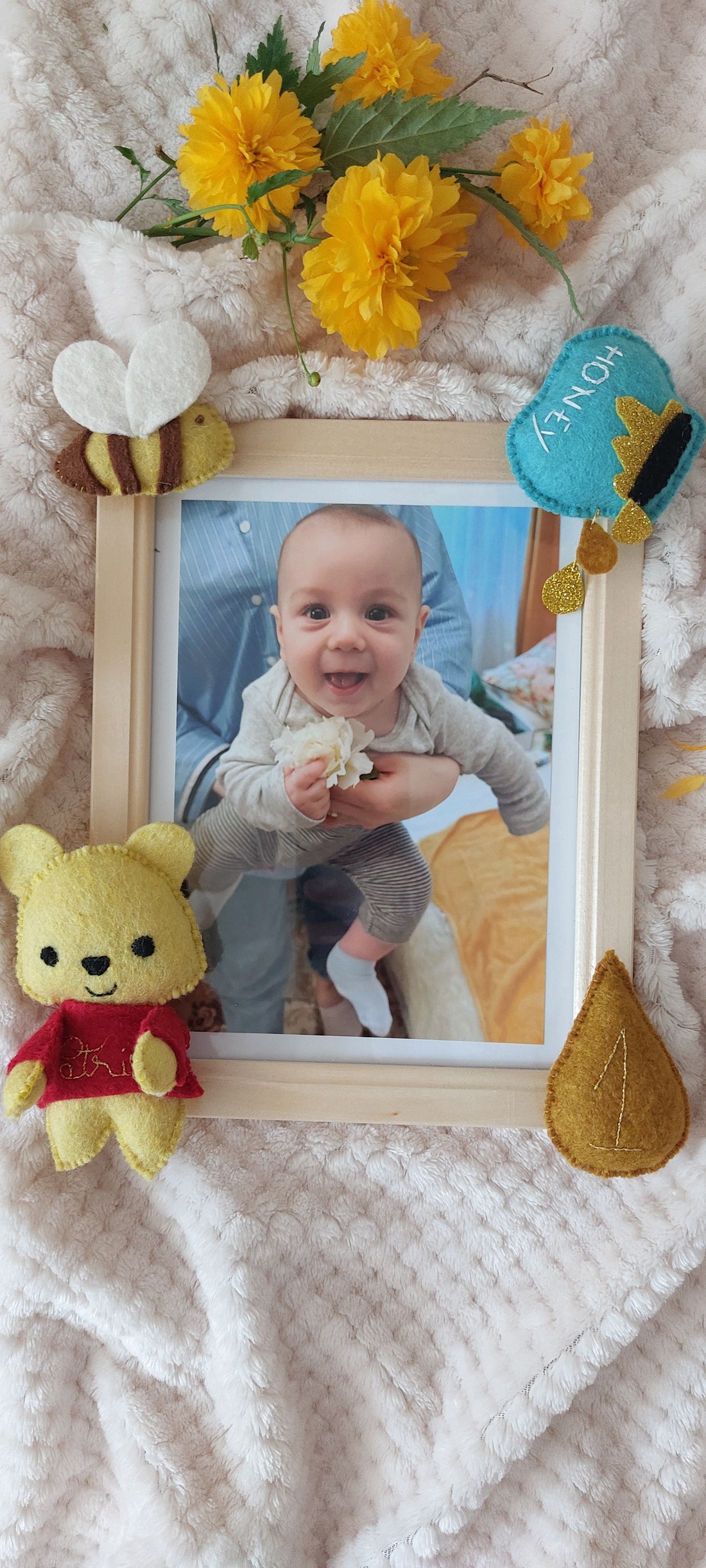 Rama foto personalizata pentru copii Winnie the Pooh - casă & stil de viață - echipament pentru camera copiilor - tablouri de cameră pentru copii - Artynos.ro Rama foto personalizata pentru copii Winnie the Pooh - casă & stil de viață - echipament pentru camera copiilor - tablouri de cameră pentru copii - Artynos.ro