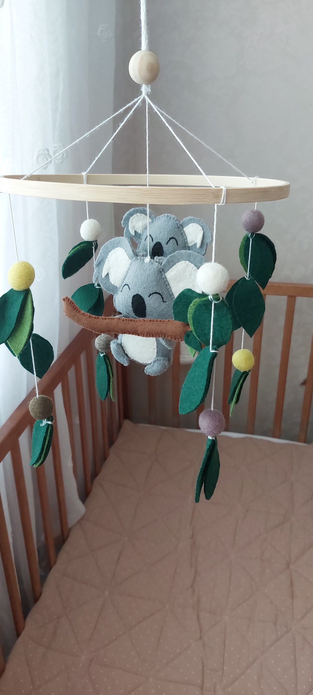 Carusel bebelusi Mom and Baby Koala Carusel mobil Carusel handmade - casă & stil de viață - echipament pentru camera copiilor - decorațiuni pentru camera copilului - Artynos.ro