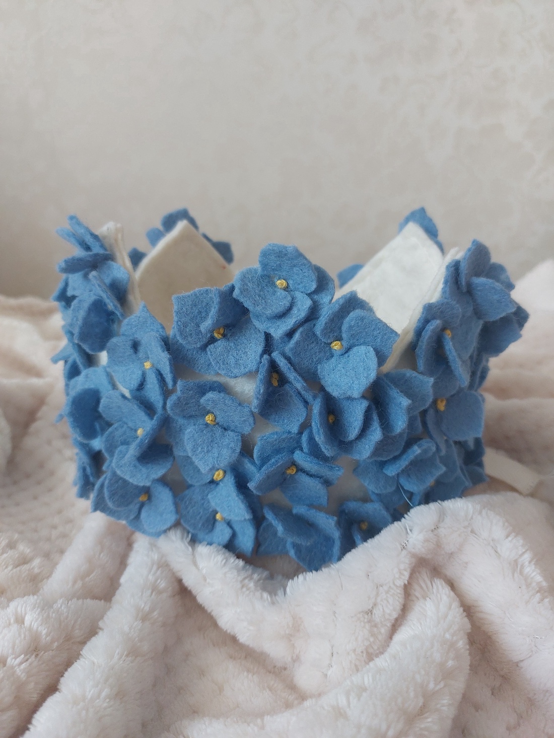 Coronita aniversara pentru copii.Coronita serbare.Coronita floricele albastre.Coronita hortensie - îmbrăcăminte și modă - costume și măști de carnaval - costume - Artynos.ro Coronita aniversara pentru copii.Coronita serbare.Coronita floricele albastre.Coronita hortensie - îmbrăcăminte și modă - costume și măști de carnaval - costume - Artynos.ro