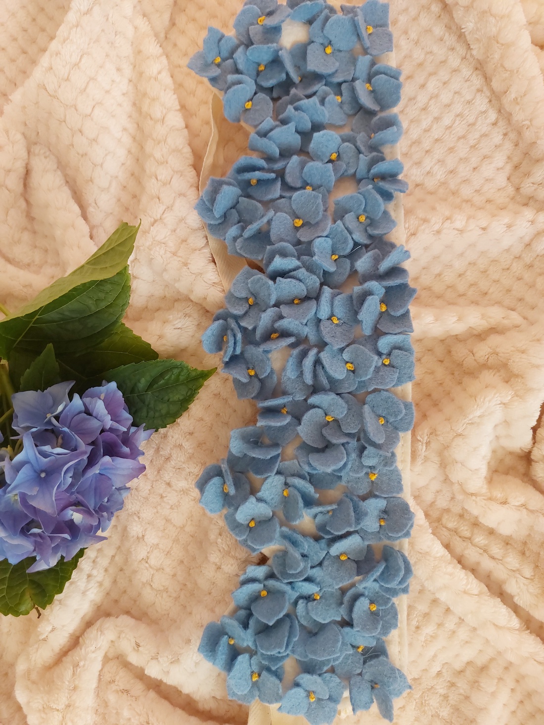 Coronita aniversara pentru copii.Coronita serbare.Coronita floricele albastre.Coronita hortensie - îmbrăcăminte și modă - costume și măști de carnaval - costume - Artynos.ro Coronita aniversara pentru copii.Coronita serbare.Coronita floricele albastre.Coronita hortensie - îmbrăcăminte și modă - costume și măști de carnaval - costume - Artynos.ro
