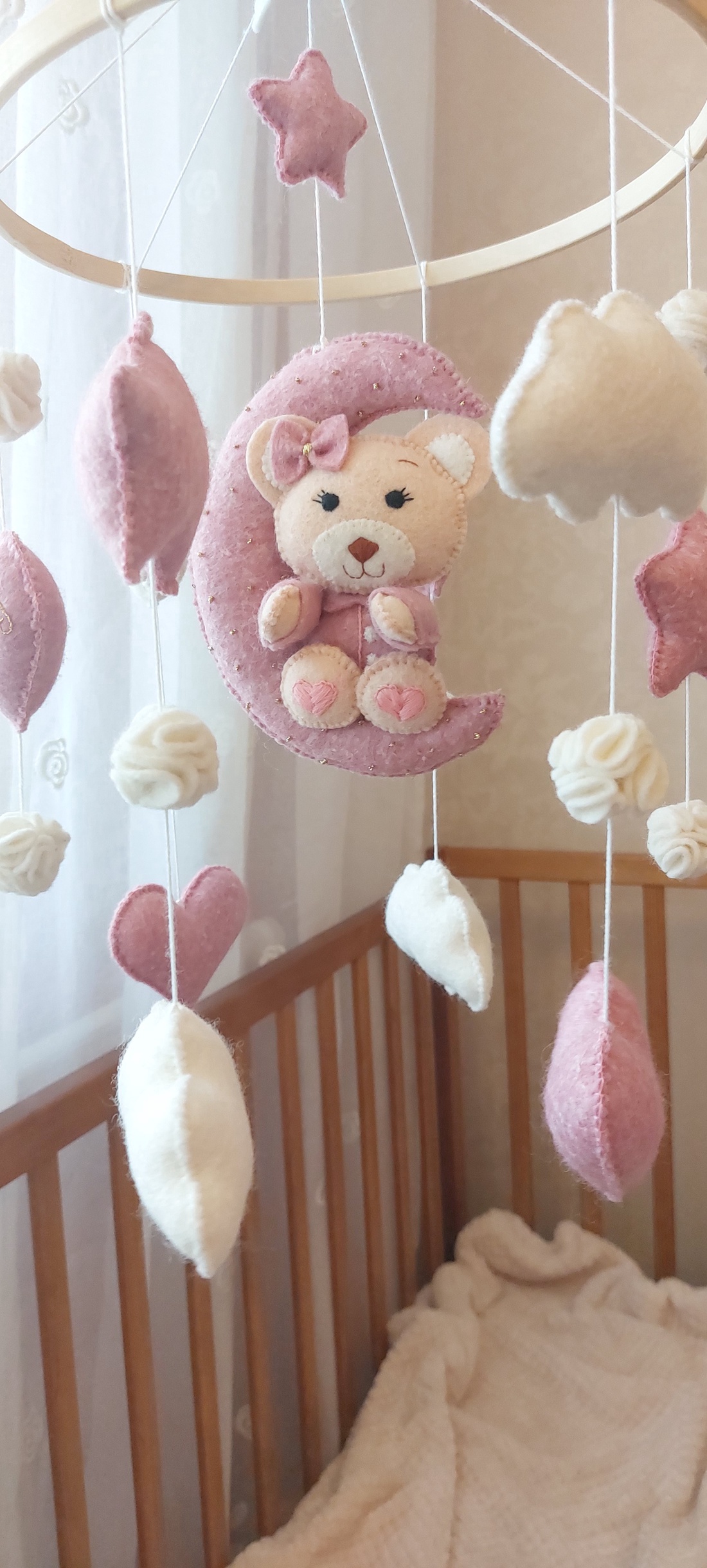 Carusel bebelusi. Carusel bebelusi handmade premium. Carusel fetite. Carusel baietei. Carusel ursulet. Carusel fetru - casă & stil de viață - echipament pentru camera copiilor - decorațiuni de cameră - Artynos.ro