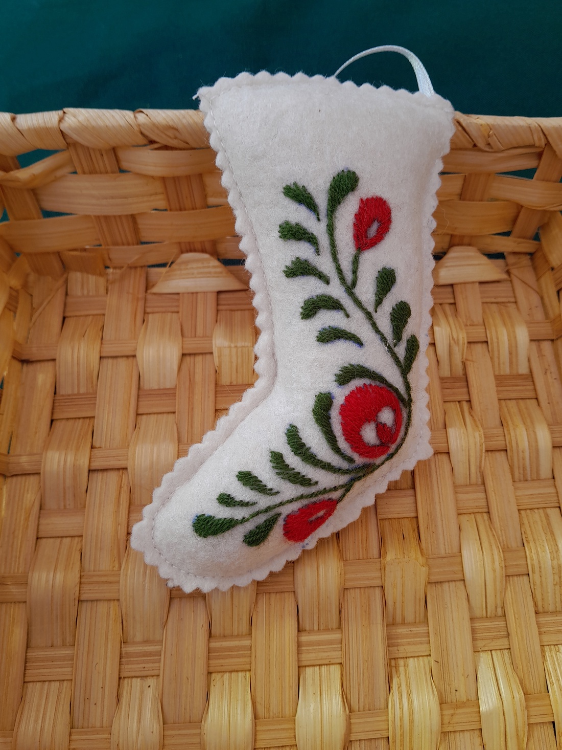 Gyapjúfilc csizma szűrhímzéssel - accesorii de crăciun - decorațiuni de crăciun de casă - decorațiuni pentru pomul de crăciun - Artynos.ro Gyapjúfilc csizma szűrhímzéssel - accesorii de crăciun - decorațiuni de crăciun de casă - decorațiuni pentru pomul de crăciun - Artynos.ro