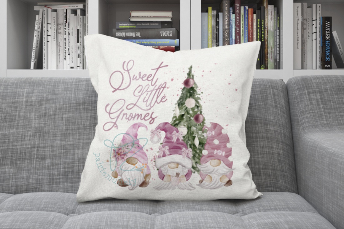 Pernă decorativă cu elf de Crăciun - Sweet Little Gnomes Pillow - crăciun - decorațiuni de crăciun de casă - căsuțe decorative de crăciun - Artynos.ro