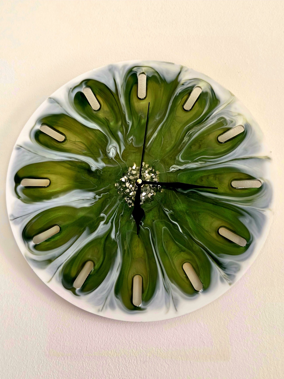 Ceas de perete handmade din rasina - casă & stil de viață - decorațiuni de casă - decorațiuni de pereți - ceasuri de perete - Artynos.ro