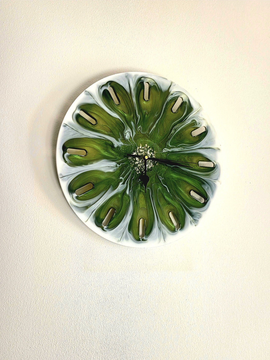 Ceas de perete handmade din rasina - casă & stil de viață - decorațiuni de casă - decorațiuni de pereți - ceasuri de perete - Artynos.ro