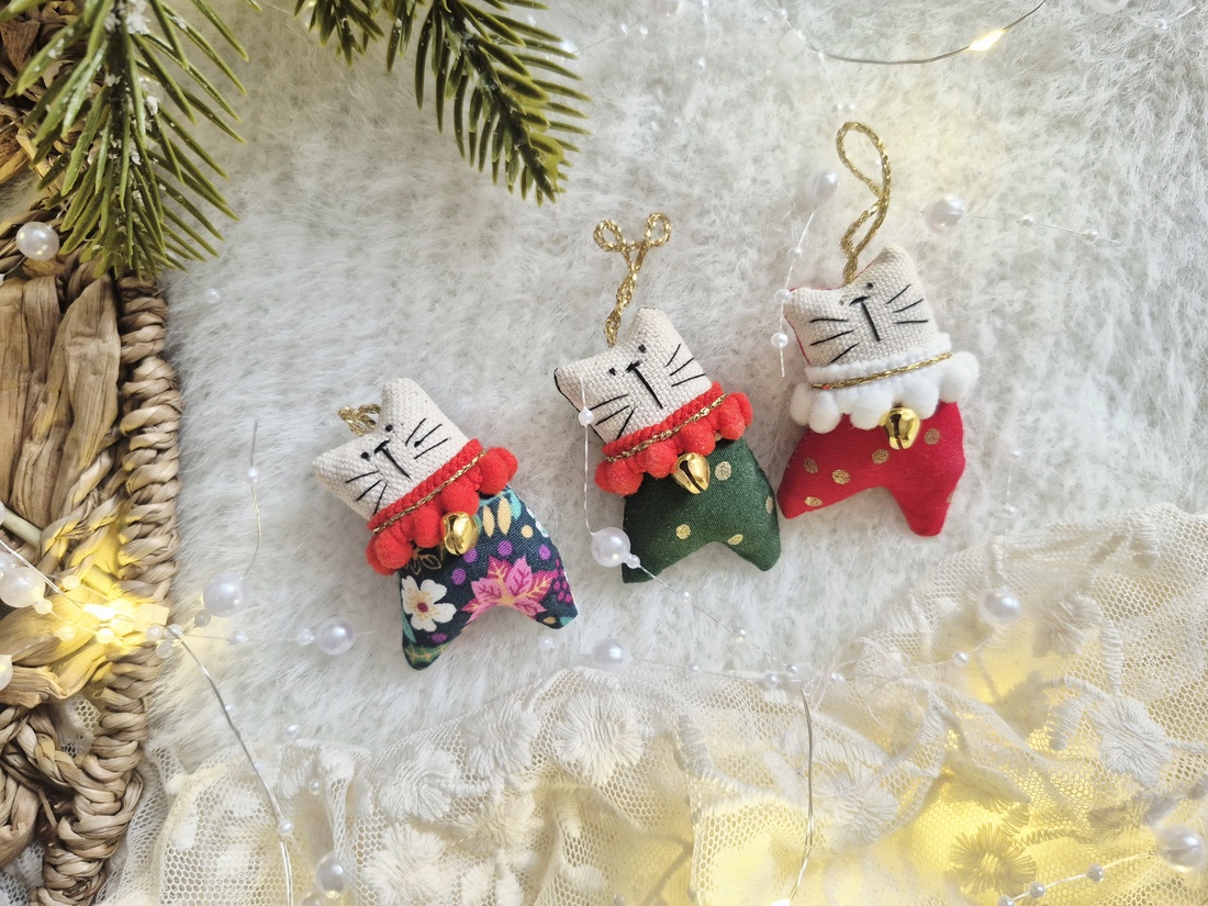 SET 3 pisicute dansatoare - decoratiuni Craciun - crăciun - decorațiuni de crăciun de casă - figurine pentru pomul de crăciun - Artynos.ro