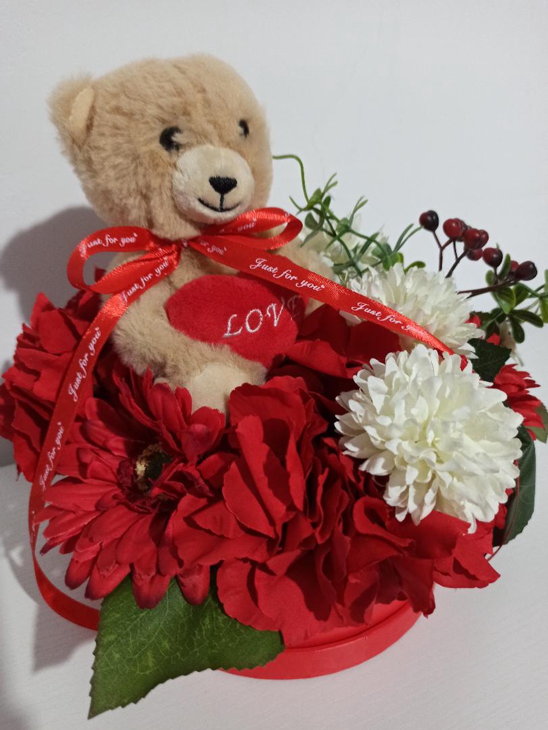 Cutie Rotundă Roșie Cu Gerbera și Ursuleț Din Pluș - casă & stil de viață - decorațiuni de casă - decorațiuni de masă și rafturi - cutii de decor - Artynos.ro