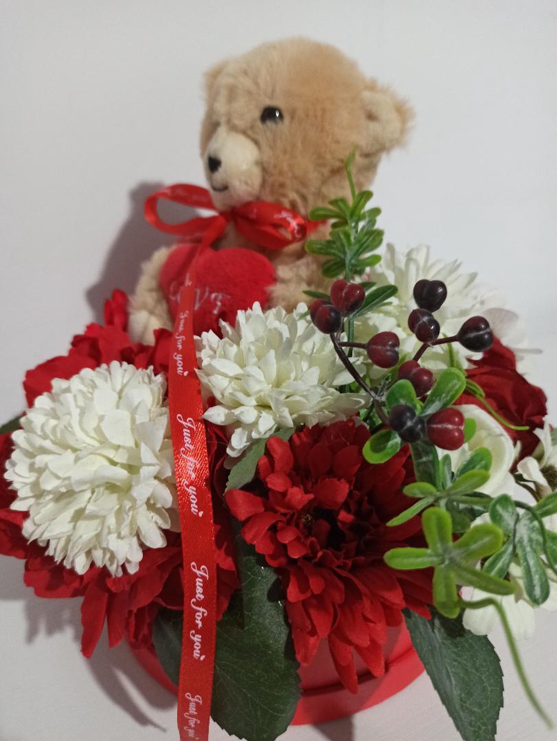 Cutie Rotundă Roșie Cu Gerbera și Ursuleț Din Pluș - casă & stil de viață - decorațiuni de casă - decorațiuni de masă și rafturi - cutii de decor - Artynos.ro