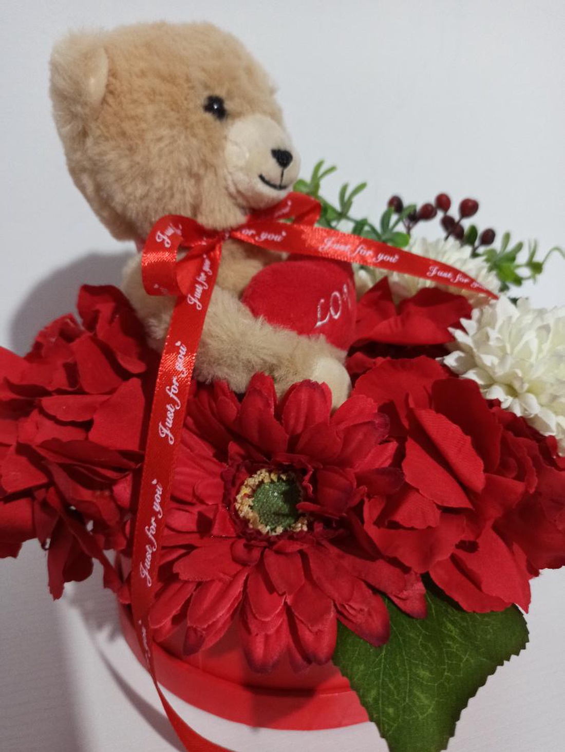 Cutie Rotundă Roșie Cu Gerbera și Ursuleț Din Pluș - casă & stil de viață - decorațiuni de casă - decorațiuni de masă și rafturi - cutii de decor - Artynos.ro