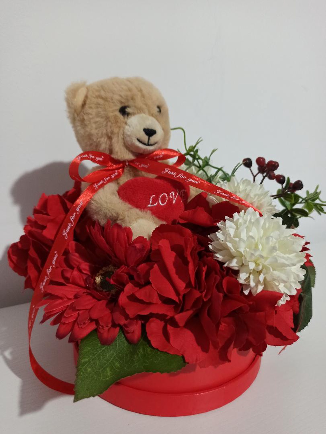 Cutie Rotundă Roșie Cu Gerbera și Ursuleț Din Pluș - casă & stil de viață - decorațiuni de casă - decorațiuni de masă și rafturi - cutii de decor - Artynos.ro