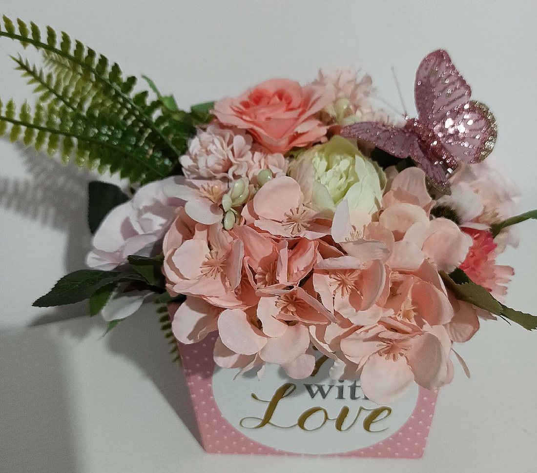 CUTIE ROZ WITH LOVE CU FLORI ROZ - casă & stil de viață - decorațiuni de casă - accesorii florale - cutii cu flori - Artynos.ro