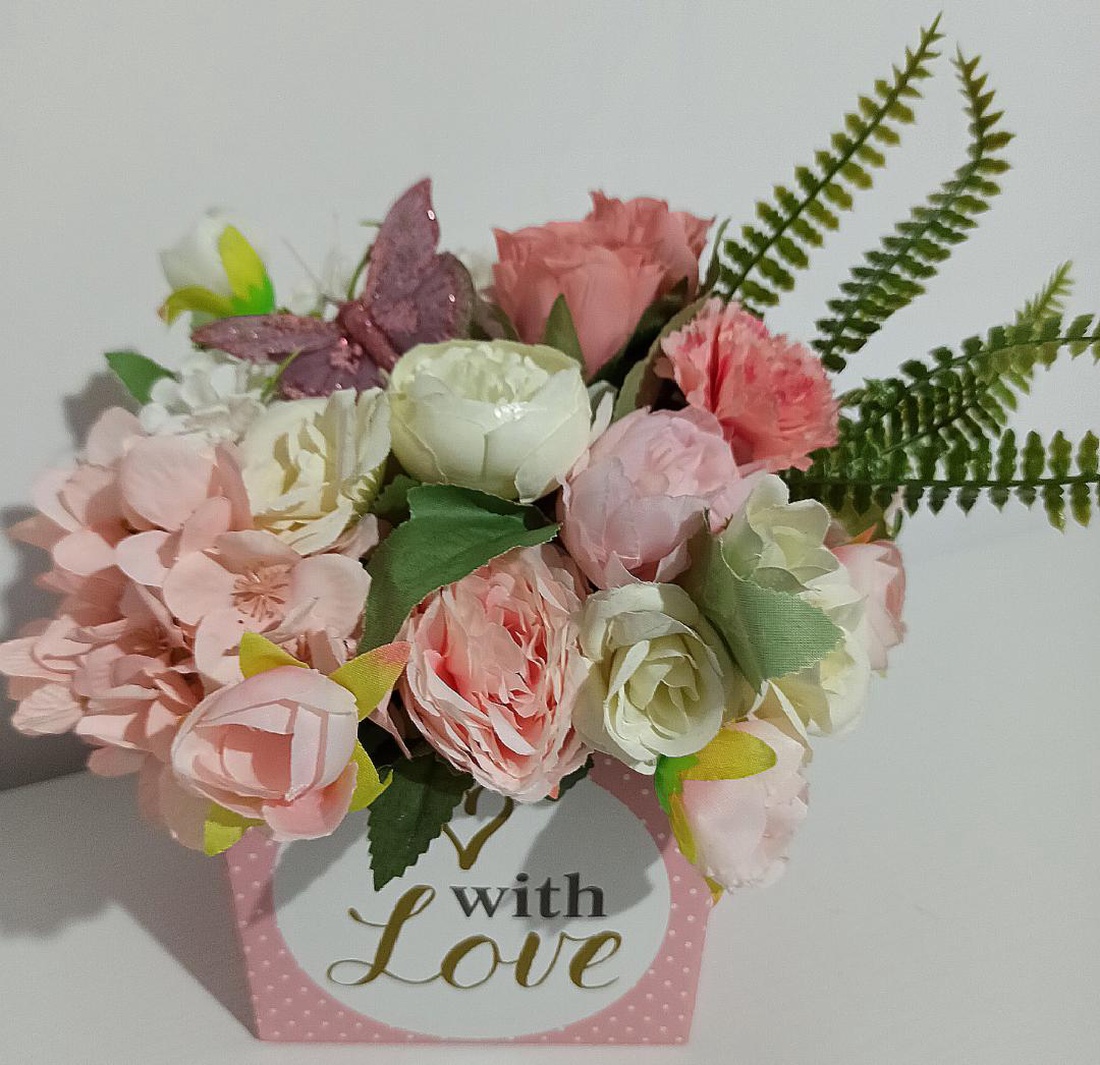 CUTIE ROZ WITH LOVE CU FLORI ROZ - casă & stil de viață - decorațiuni de casă - accesorii florale - cutii cu flori - Artynos.ro