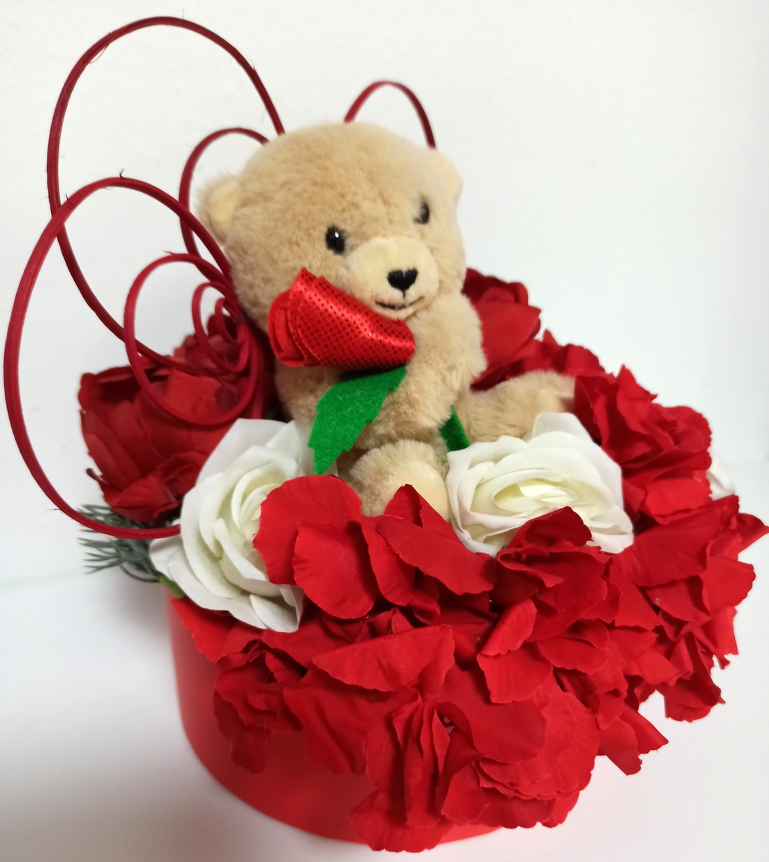 Cutie Rosie Cu Flori Roșii și Albe și Ursuleț Din Pluș - casă & stil de viață - decorațiuni de casă - accesorii florale - cutii cu flori - Artynos.ro