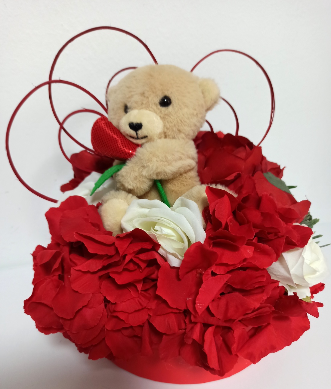 Cutie Rosie Cu Flori Roșii și Albe și Ursuleț Din Pluș - casă & stil de viață - decorațiuni de casă - accesorii florale - cutii cu flori - Artynos.ro