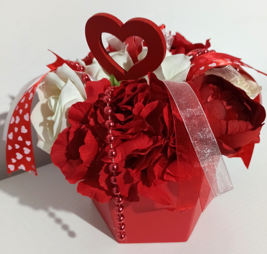 Cutie Tip Hexagon Roșie Cu Flori Albe și Roșii - casă & stil de viață - decorațiuni de casă - accesorii florale - cutii cu flori - Artynos.ro