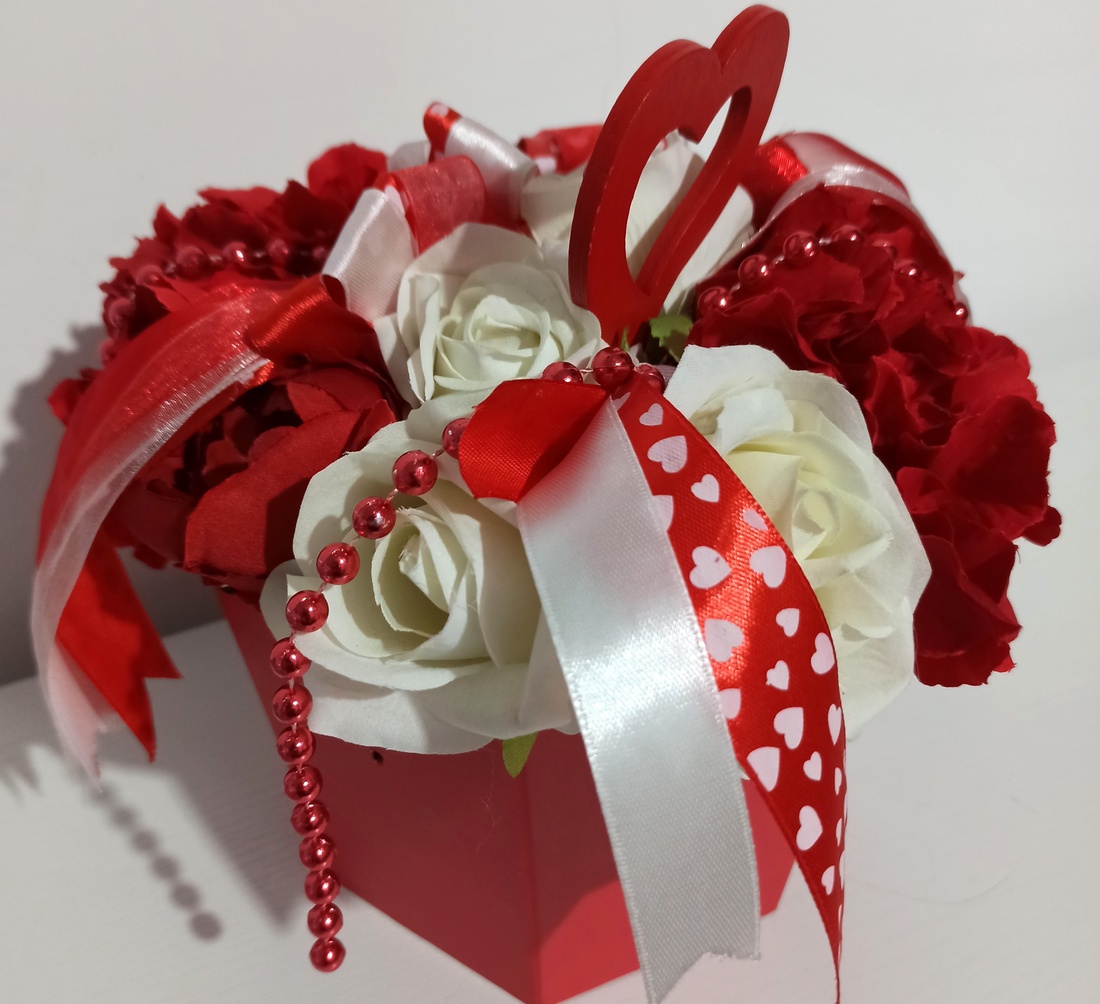 Cutie Tip Hexagon Roșie Cu Flori Albe și Roșii - casă & stil de viață - decorațiuni de casă - accesorii florale - cutii cu flori - Artynos.ro