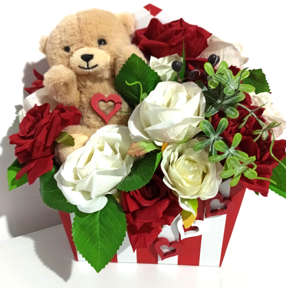 Cutie Tip Plic Cu Trandafiri Roșii și Albi și Ursuleț Pluș - casă & stil de viață - decorațiuni de casă - accesorii florale - cutii cu flori - Artynos.ro