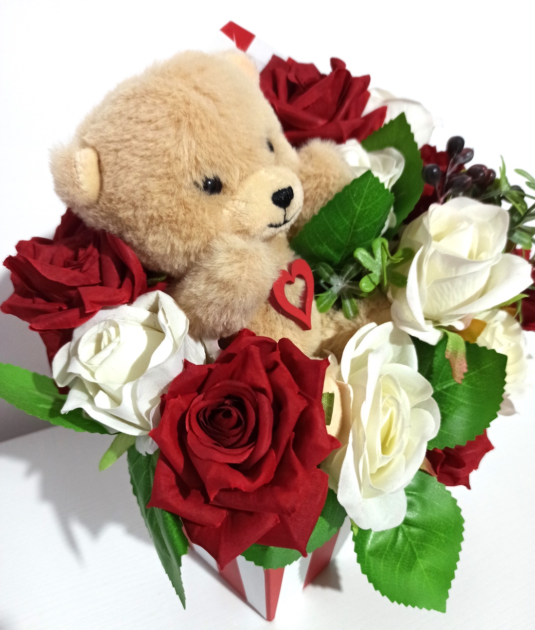 Cutie Tip Plic Cu Trandafiri Roșii și Albi și Ursuleț Pluș - casă & stil de viață - decorațiuni de casă - accesorii florale - cutii cu flori - Artynos.ro