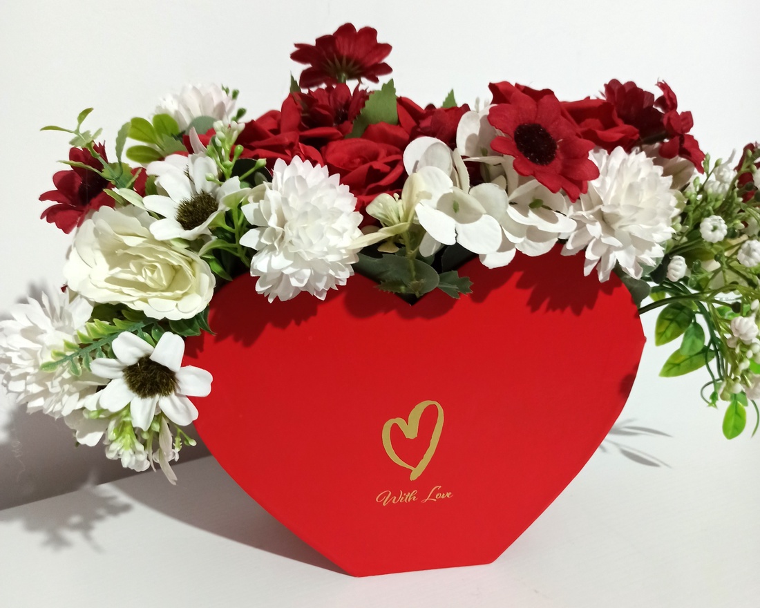 CUTIE TIP INIMĂ CU TRANDAFIRI ROȘII, DALII ALBE ȘI FLORICELE - casă & stil de viață - decorațiuni de casă - accesorii florale - cutii cu flori - Artynos.ro