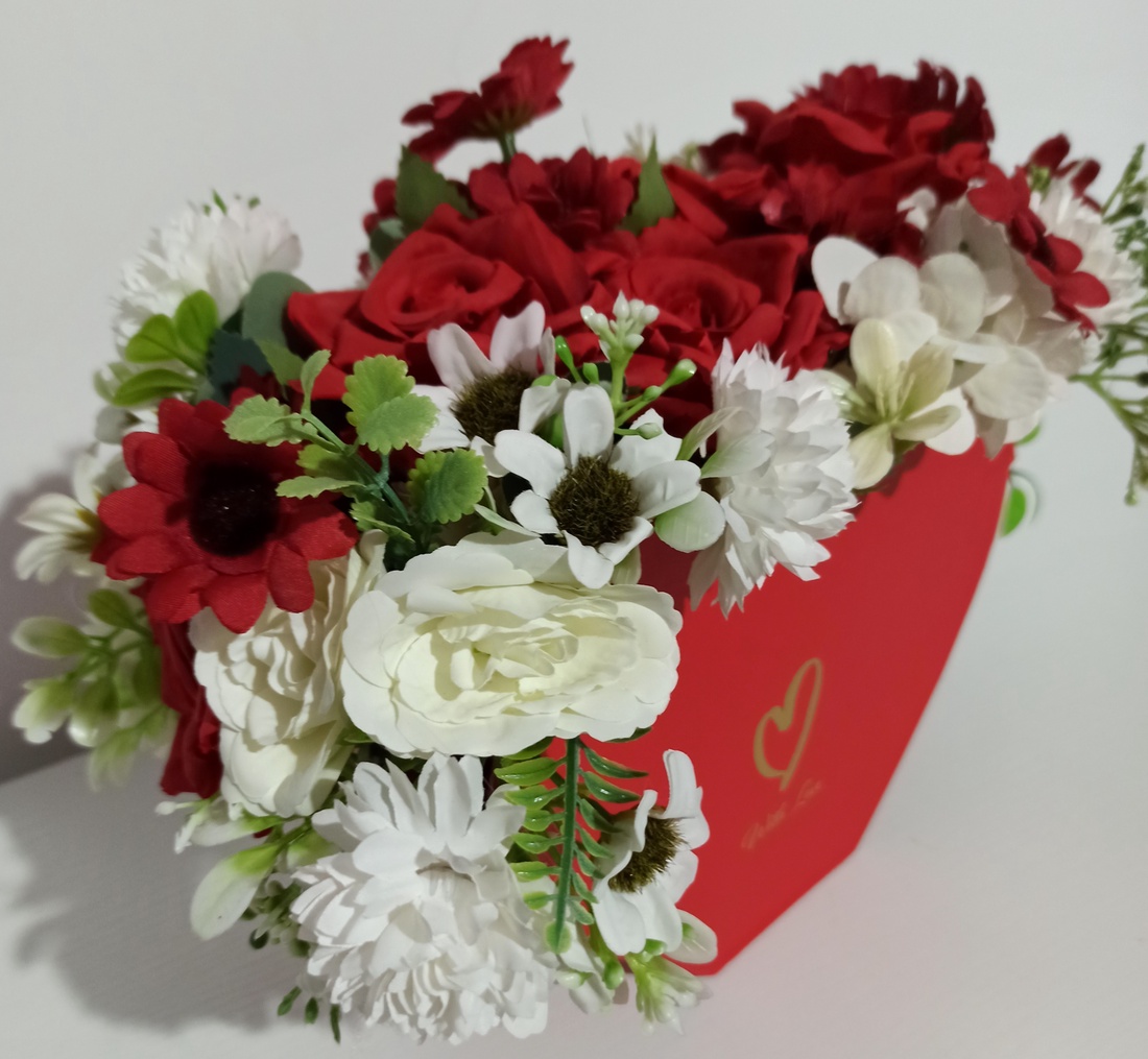CUTIE TIP INIMĂ CU TRANDAFIRI ROȘII, DALII ALBE ȘI FLORICELE - casă & stil de viață - decorațiuni de casă - accesorii florale - cutii cu flori - Artynos.ro
