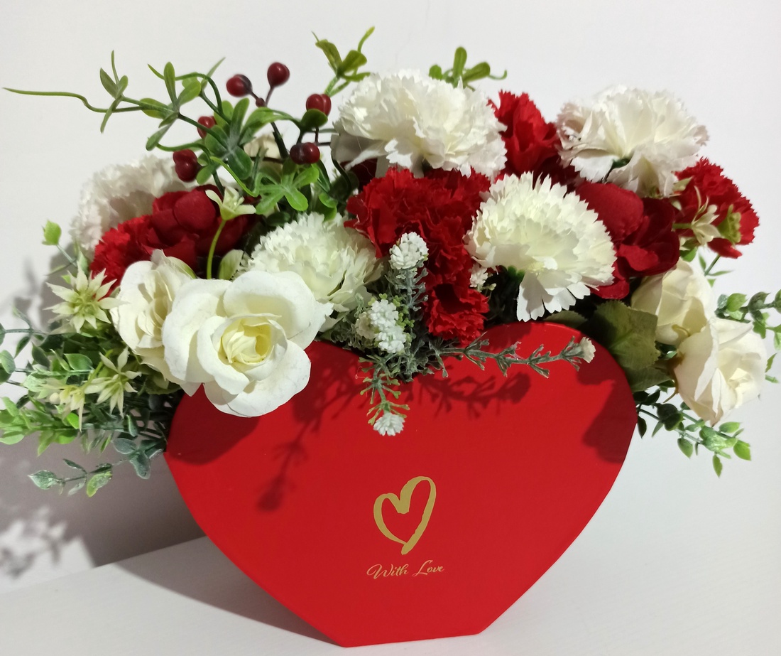 Cutie Tip Inimă Cu Garoafe Albe și Roșii - casă & stil de viață - decorațiuni de casă - accesorii florale - cutii cu flori - Artynos.ro