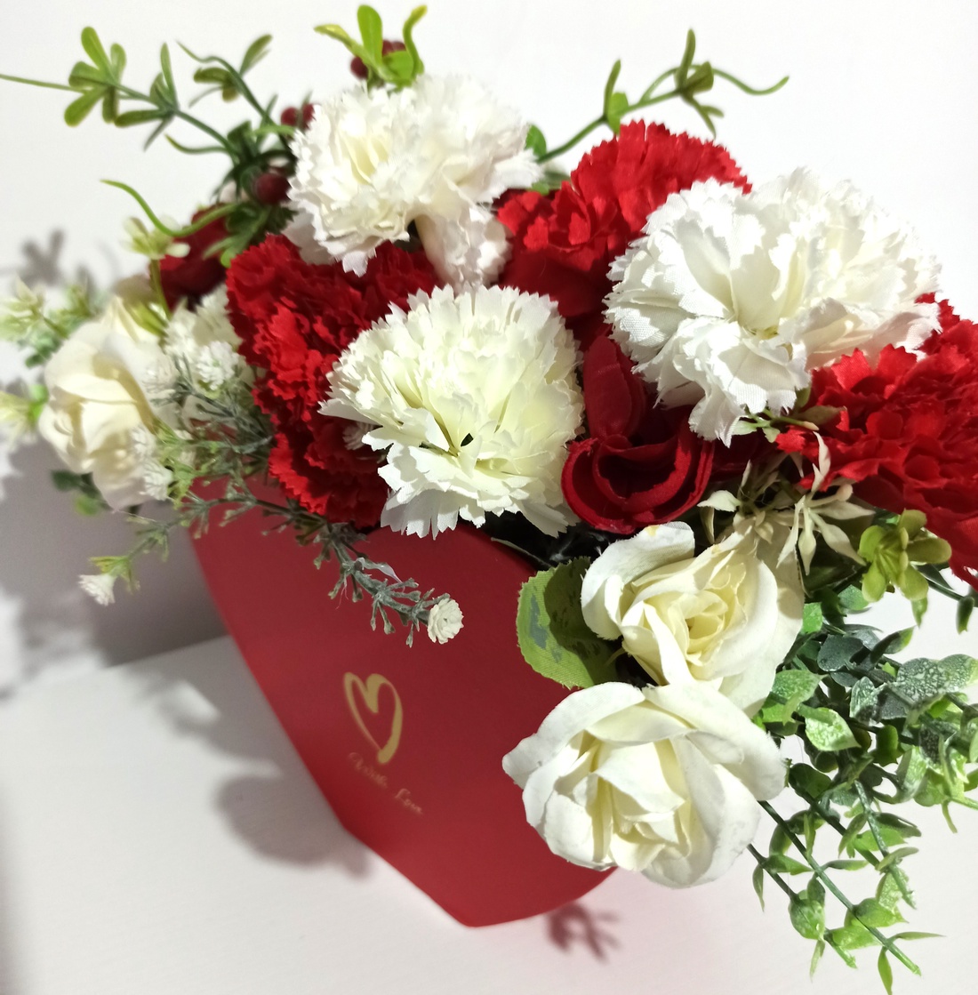 Cutie Tip Inimă Cu Garoafe Albe și Roșii - casă & stil de viață - decorațiuni de casă - accesorii florale - cutii cu flori - Artynos.ro