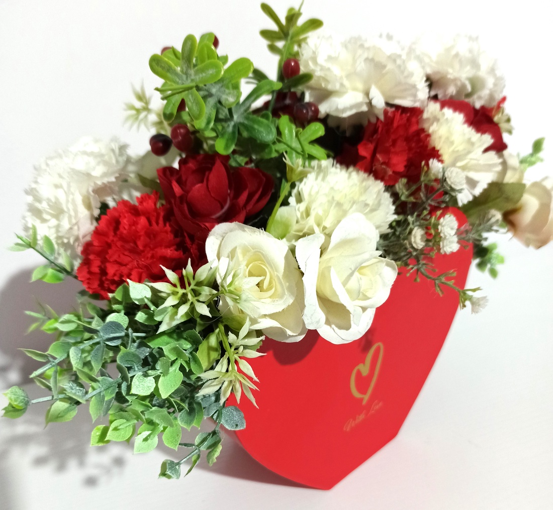 Cutie Tip Inimă Cu Garoafe Albe și Roșii - casă & stil de viață - decorațiuni de casă - accesorii florale - cutii cu flori - Artynos.ro
