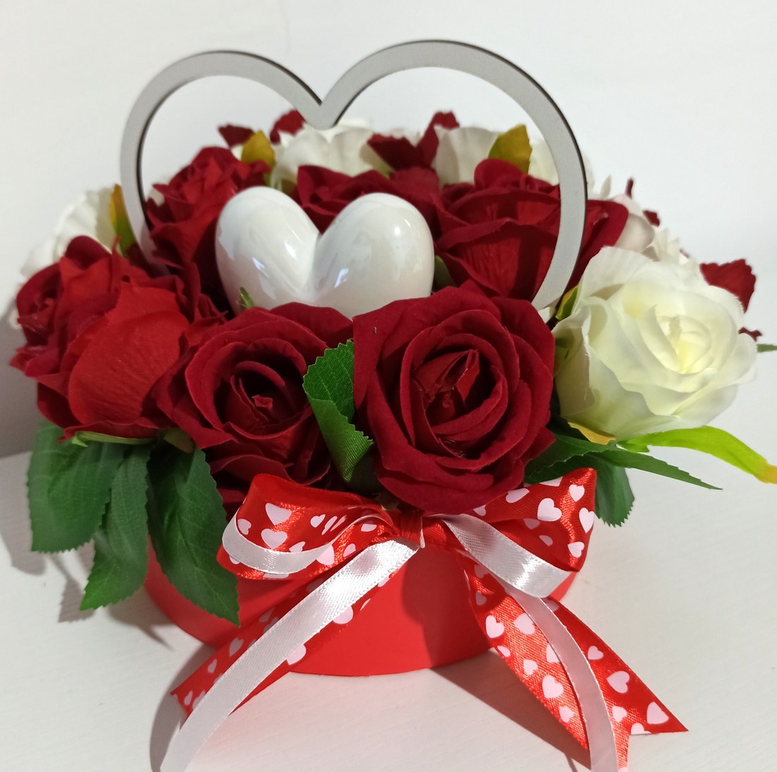 Cutie Rotundă Roșie Cu Inimă Ceramică Albă și Inimă Lemn - casă & stil de viață - decorațiuni de casă - accesorii florale - cutii cu flori - Artynos.ro