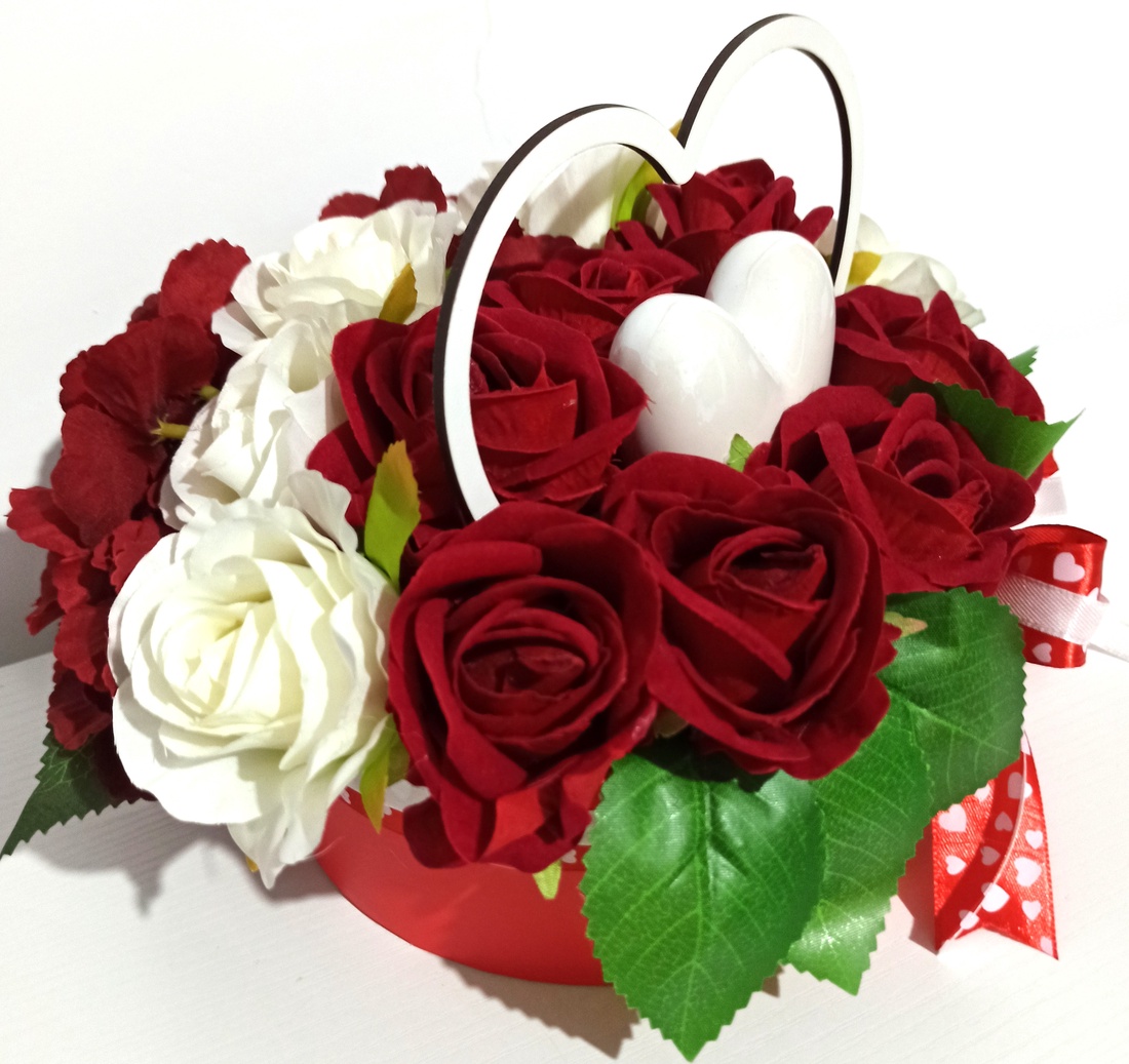 Cutie Rotundă Roșie Cu Inimă Ceramică Albă și Inimă Lemn - casă & stil de viață - decorațiuni de casă - accesorii florale - cutii cu flori - Artynos.ro