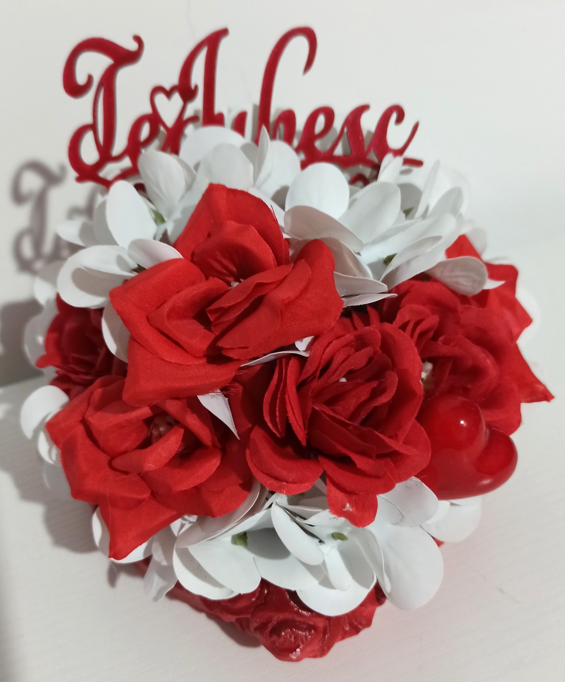 INIMĂ CERAMICĂ CU TRANDAFIRI ROȘII ȘI ALBI ȘI TOPPER TE IUBESC - casă & stil de viață - decorațiuni de casă - accesorii florale - flori în ghiveci - Artynos.ro