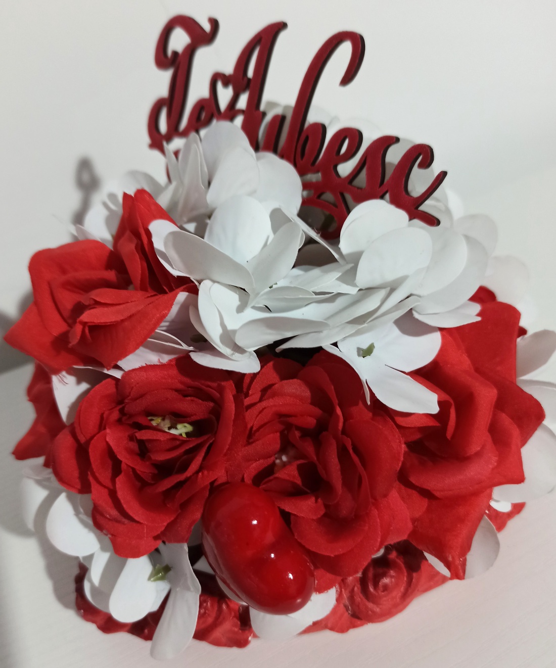 INIMĂ CERAMICĂ CU TRANDAFIRI ROȘII ȘI ALBI ȘI TOPPER TE IUBESC - casă & stil de viață - decorațiuni de casă - accesorii florale - flori în ghiveci - Artynos.ro