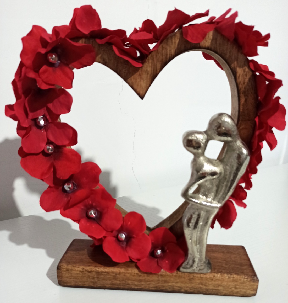 Inimă Lemn Cu îndrăgostiți și Flori Roșii - casă & stil de viață - decorațiuni de casă - decorațiuni de masă și rafturi - decorațiuni de masă - Artynos.ro