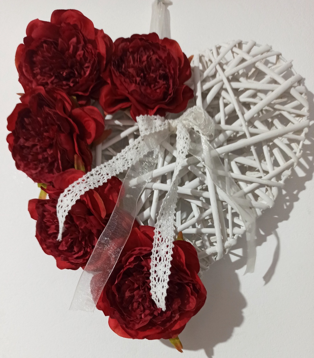 Inimă Răchită Cu Bujori Roșii - casă & stil de viață - decorațiuni de casă - decorațiuni de pereți - decorațiuni suspendate - Artynos.ro