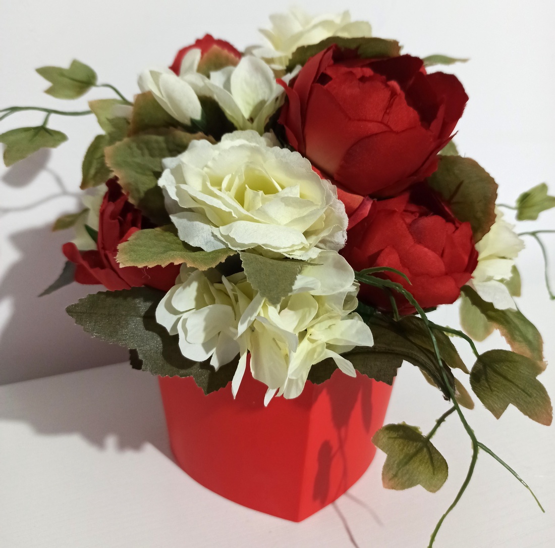 Cutie Tip Inimă Roșie Cu Boboci Sidefați Bej - casă & stil de viață - decorațiuni de casă - accesorii florale - cutii cu flori - Artynos.ro