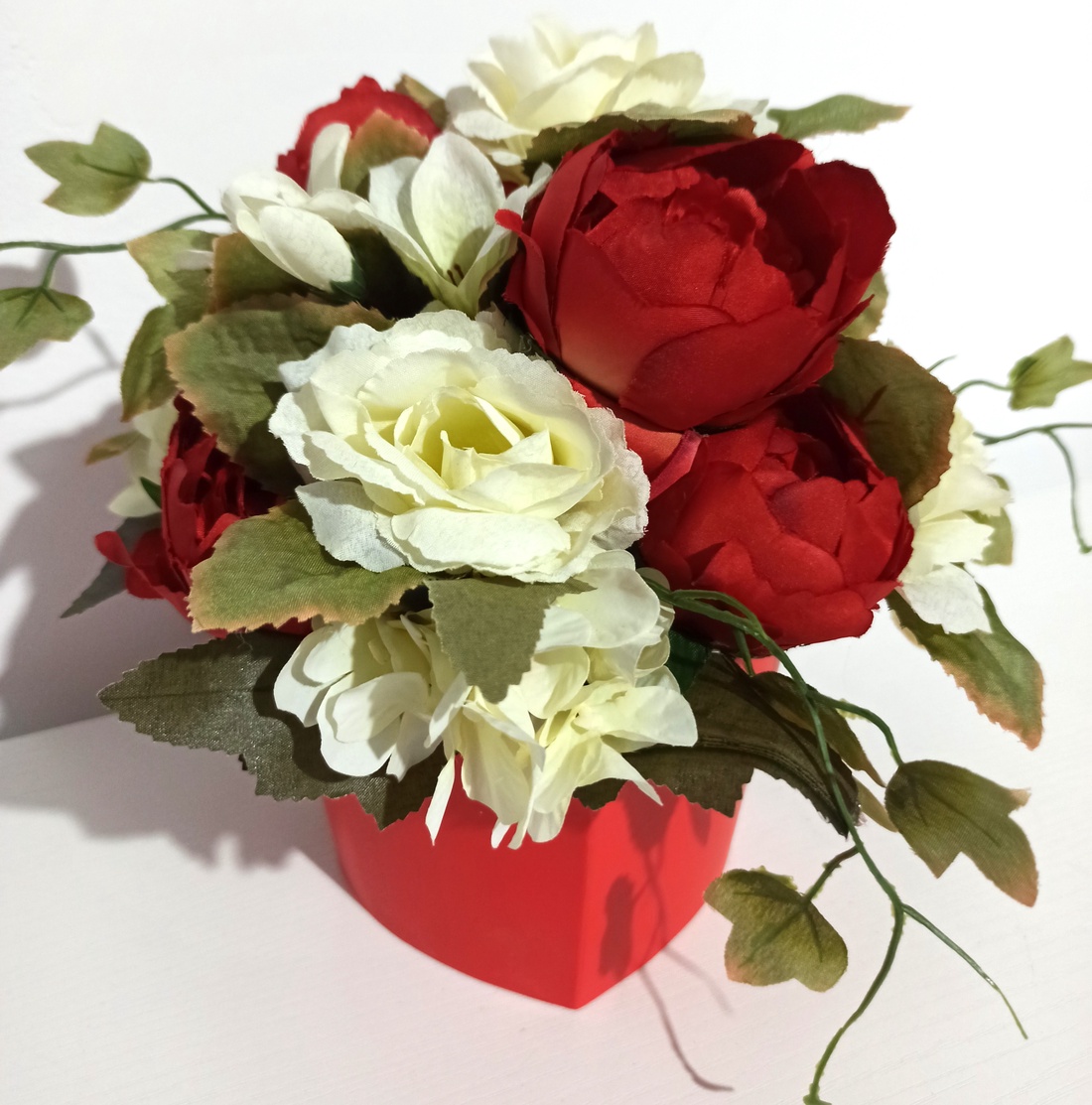 Cutie Tip Inimă Roșie Cu Boboci Sidefați Bej - casă & stil de viață - decorațiuni de casă - accesorii florale - cutii cu flori - Artynos.ro