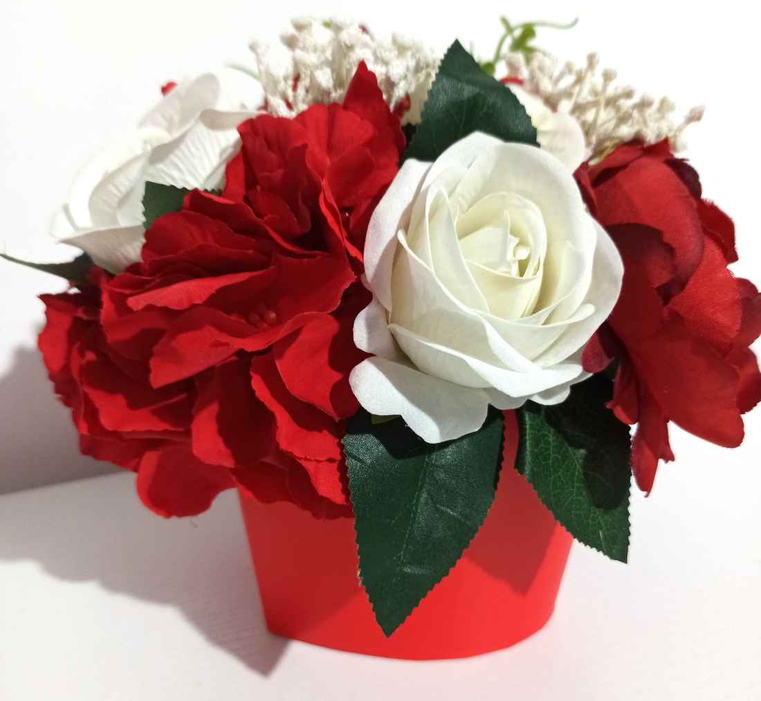 Cutie Inimă Roșie Cu Trandafiri Albi și Hortensie Roșie - casă & stil de viață - decorațiuni de casă - accesorii florale - cutii cu flori - Artynos.ro