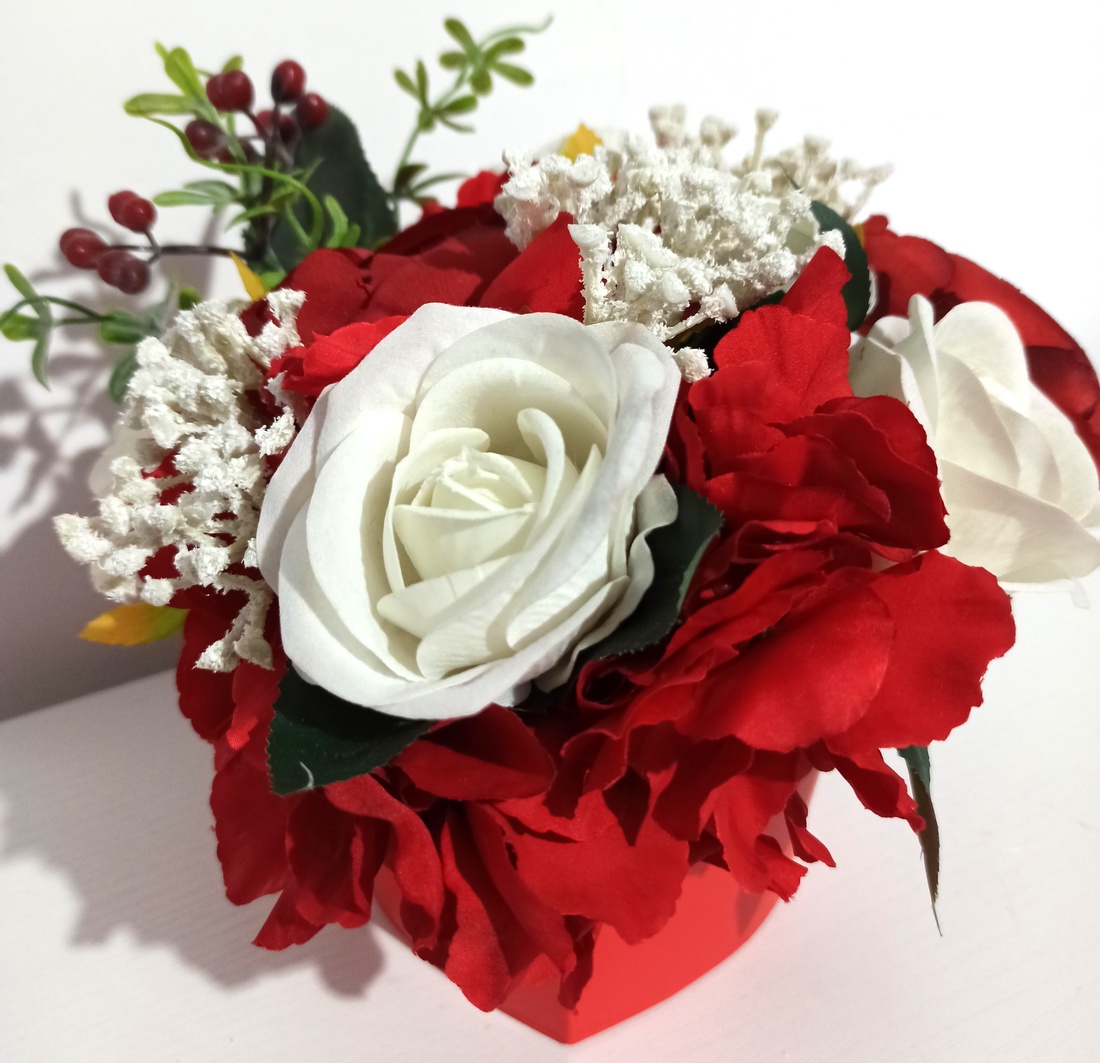 Cutie Inimă Roșie Cu Trandafiri Albi și Hortensie Roșie - casă & stil de viață - decorațiuni de casă - accesorii florale - cutii cu flori - Artynos.ro