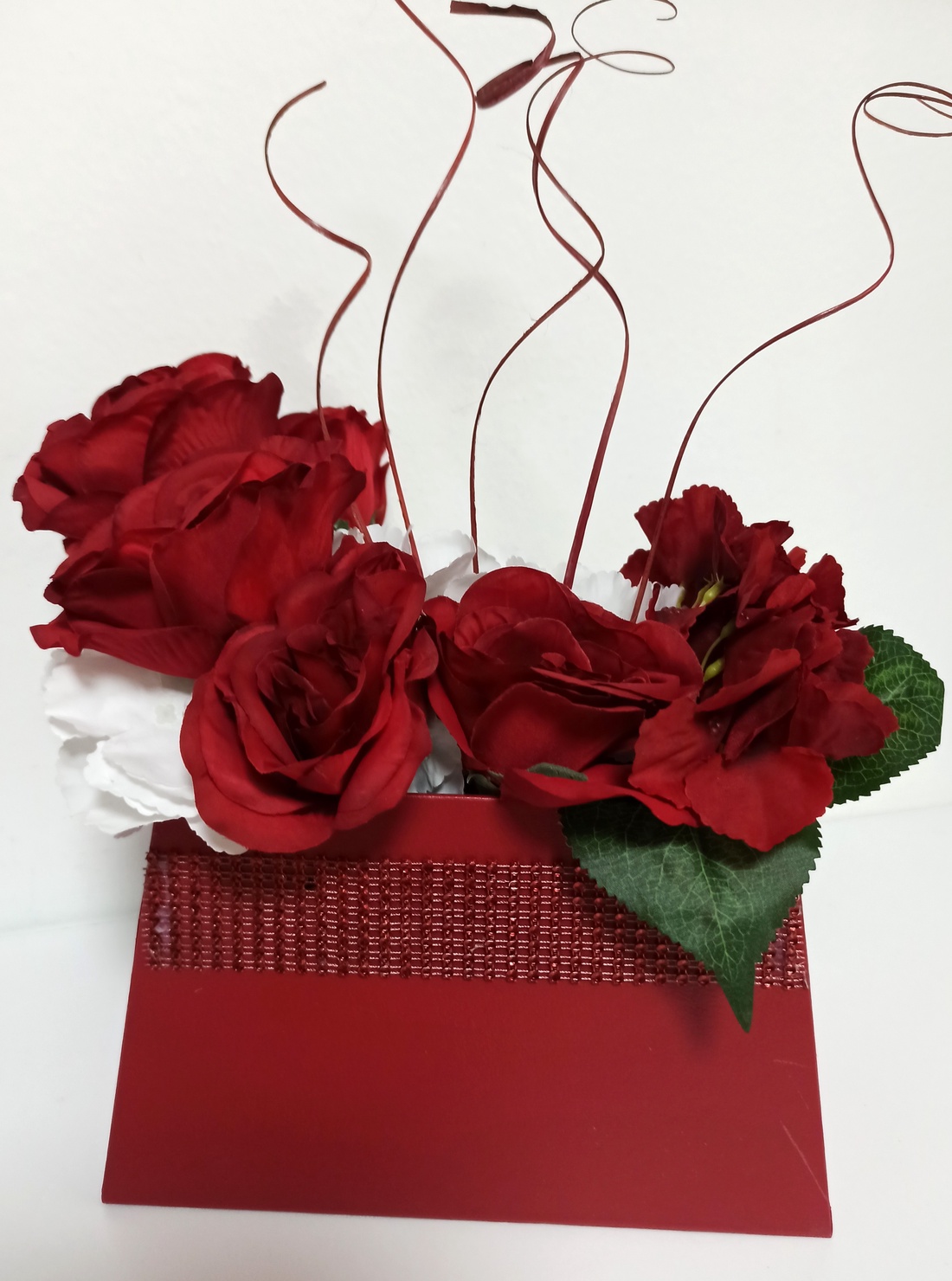 Cutie Tip Poșetă Bordo Cu Trandafiri Roșii și Albi - casă & stil de viață - decorațiuni de casă - accesorii florale - cutii cu flori - Artynos.ro