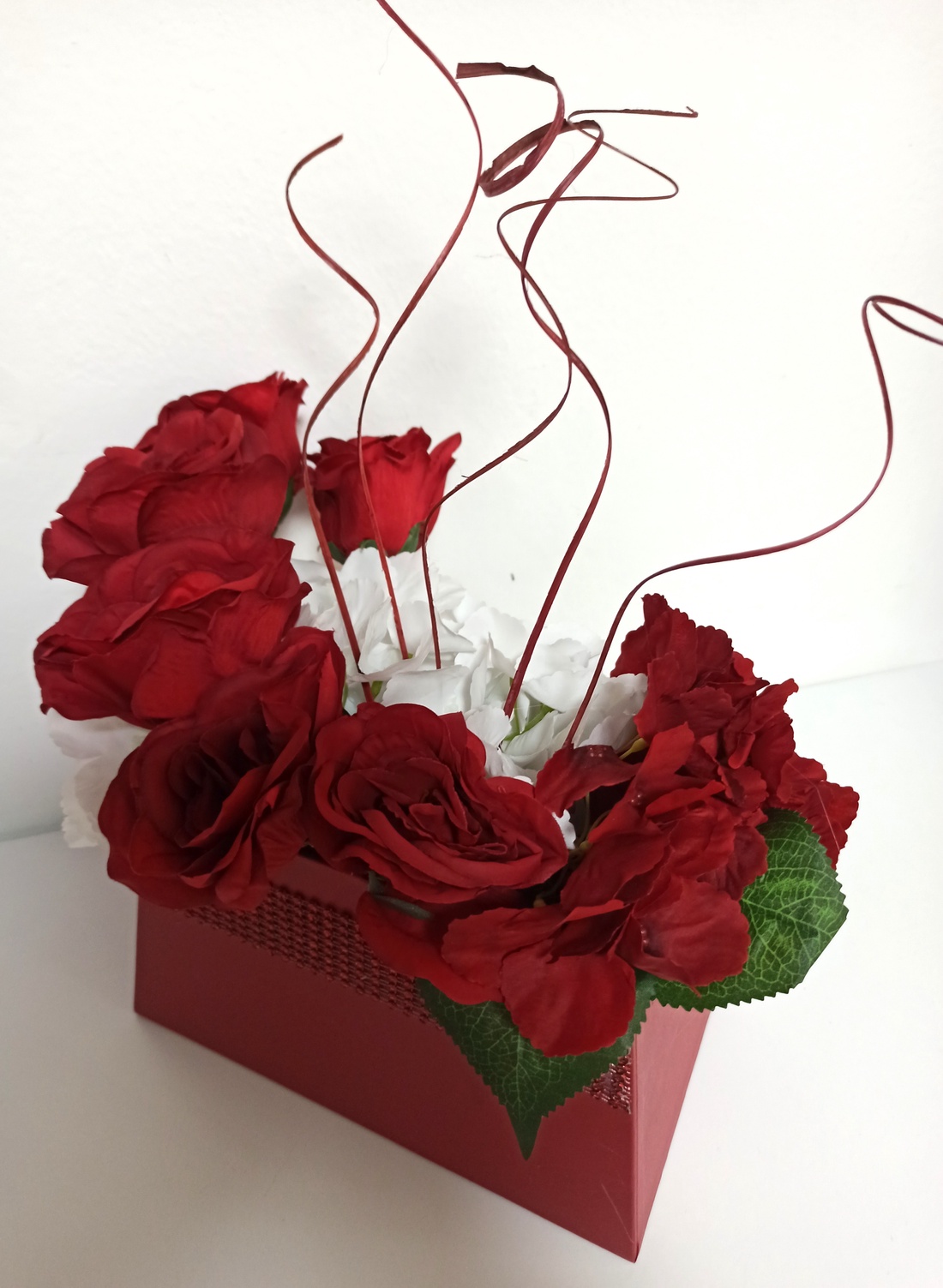 Cutie Tip Poșetă Bordo Cu Trandafiri Roșii și Albi - casă & stil de viață - decorațiuni de casă - accesorii florale - cutii cu flori - Artynos.ro