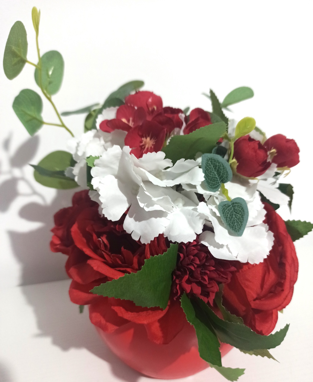 Vas Ceramic Roșu Cu Trandafiri Roșii  - casă & stil de viață - decorațiuni de casă - decorațiuni de masă și rafturi - boluri decorative - Artynos.ro