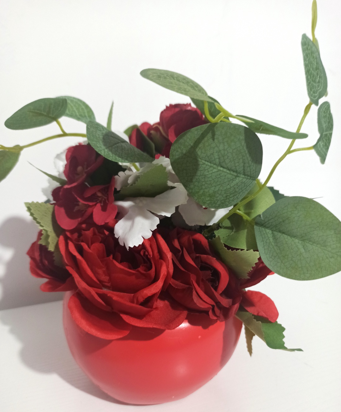 Vas Ceramic Roșu Cu Trandafiri Roșii  - casă & stil de viață - decorațiuni de casă - decorațiuni de masă și rafturi - boluri decorative - Artynos.ro