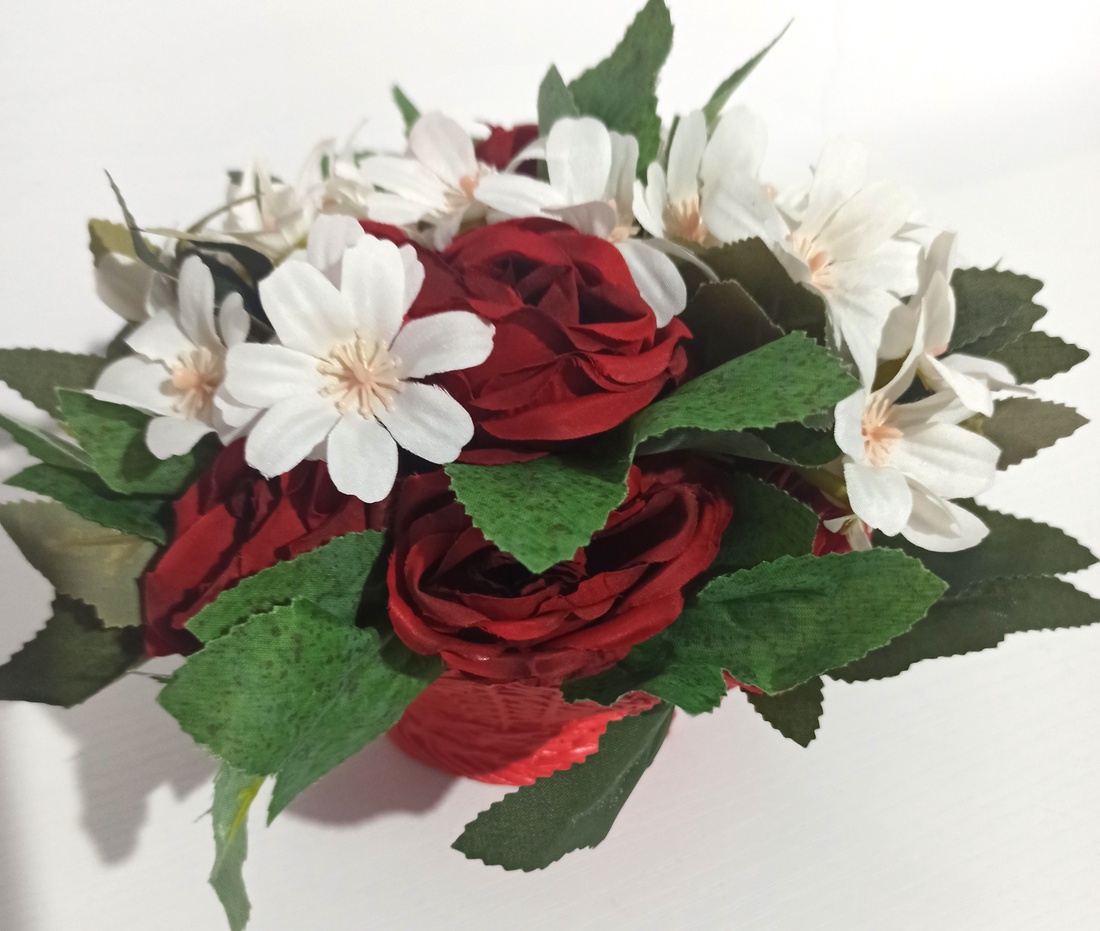 Ghiveci Ceramică Roșu Cu Floricele Albe și Trandafiri Roșii - casă & stil de viață - decorațiuni de casă - decorațiuni de masă și rafturi - boluri decorative - Artynos.ro