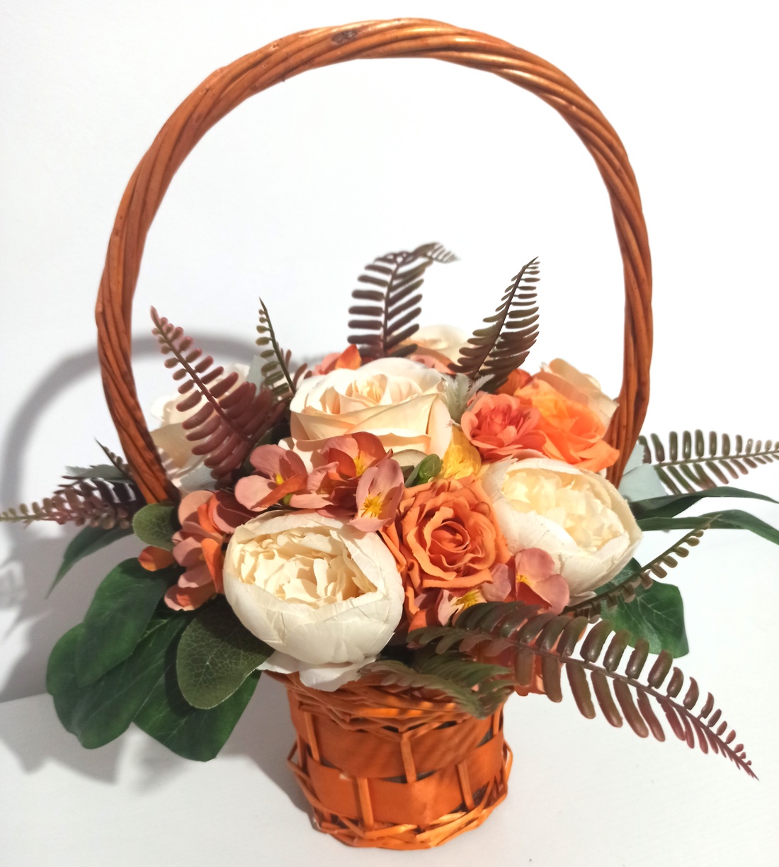 Coș Răchită Portocaliu Cu Bujori și Trandafiri  - casă & stil de viață - decorațiuni de casă - accesorii florale - buchete de flori - Artynos.ro