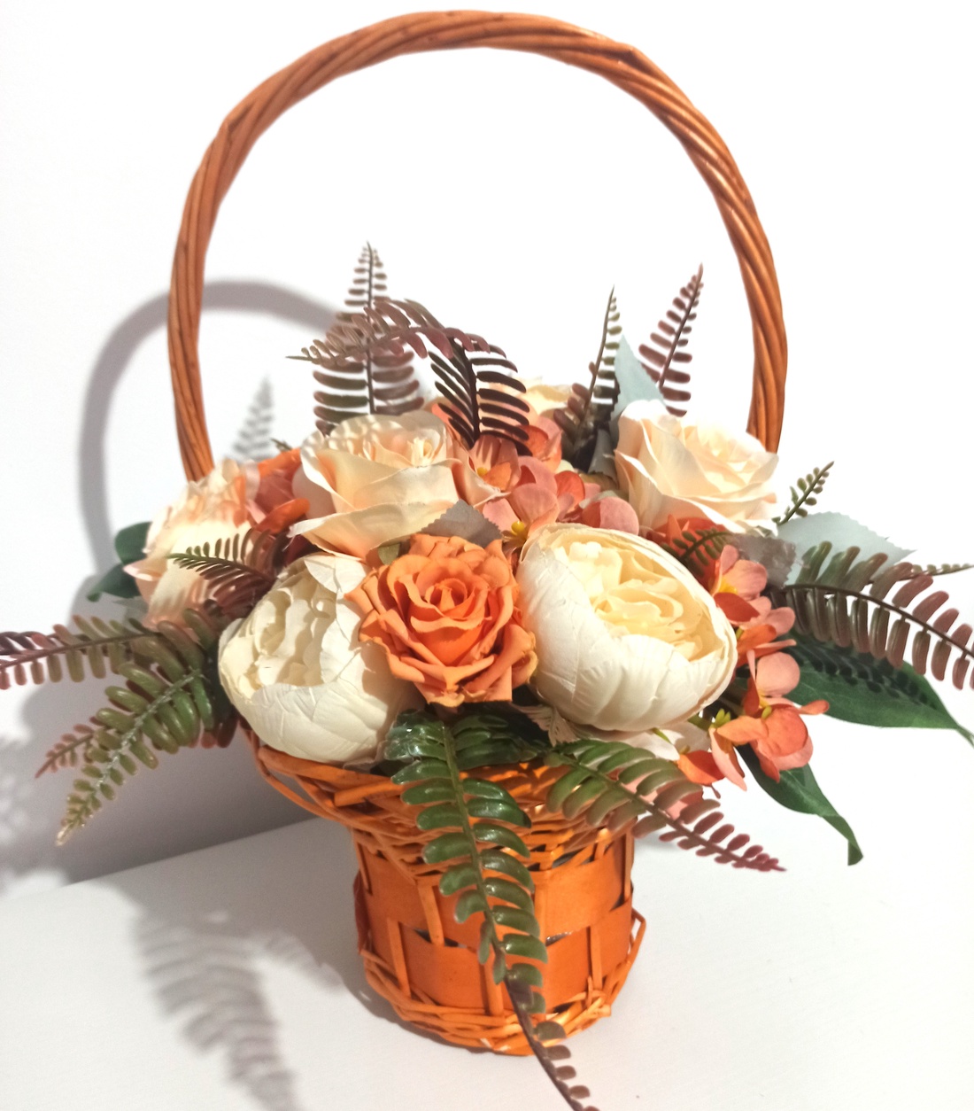 Coș Răchită Portocaliu Cu Bujori și Trandafiri  - casă & stil de viață - decorațiuni de casă - accesorii florale - buchete de flori - Artynos.ro