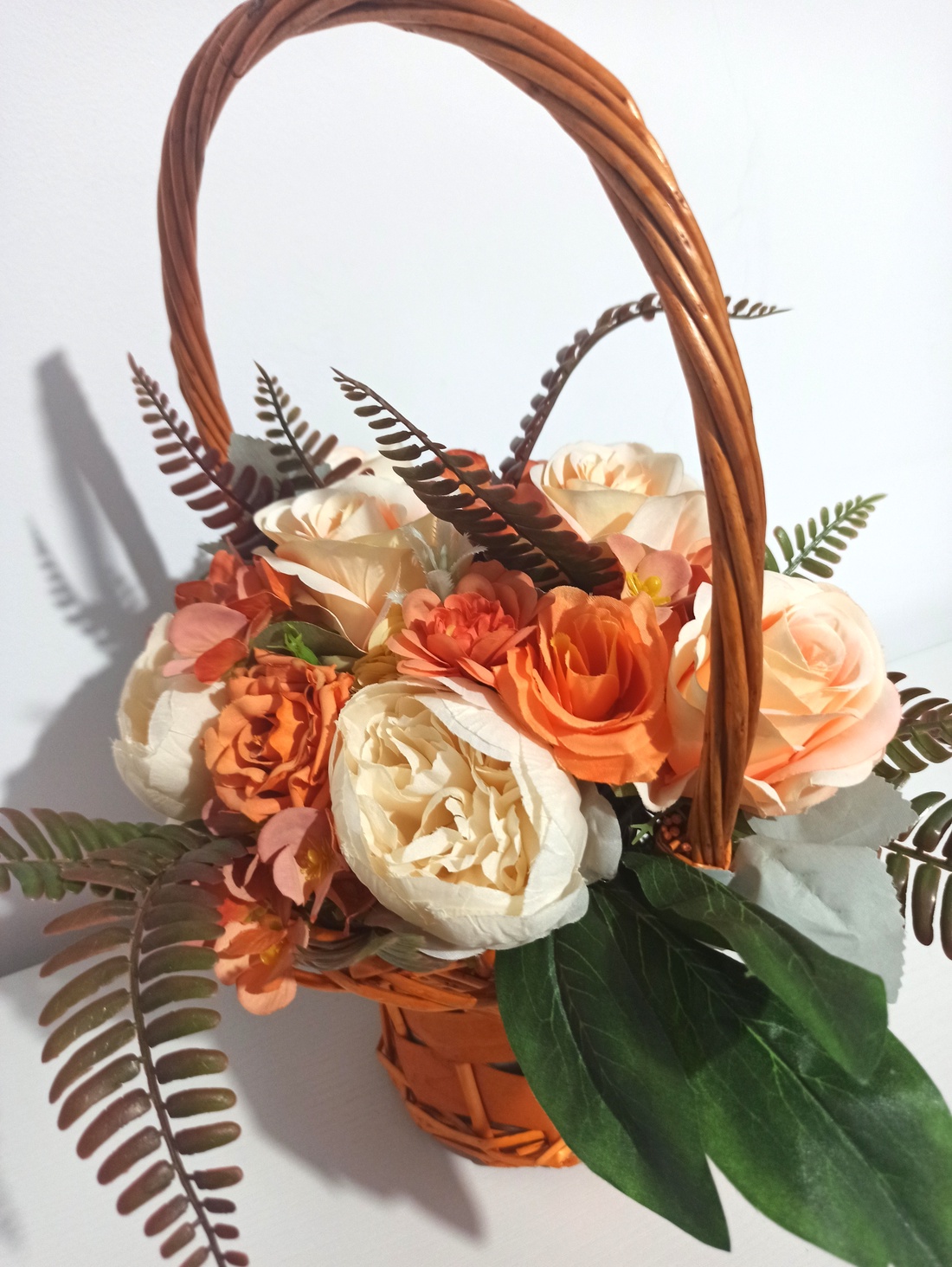 Coș Răchită Portocaliu Cu Bujori și Trandafiri  - casă & stil de viață - decorațiuni de casă - accesorii florale - buchete de flori - Artynos.ro